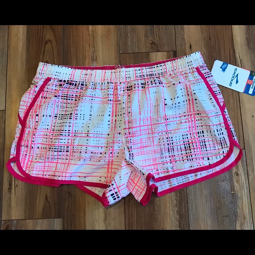 Brooks Versatile 3.5” shorts. Size Large